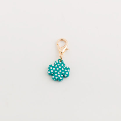 Damen-Charm mit Poa-Buchstaben Smaragdgrün