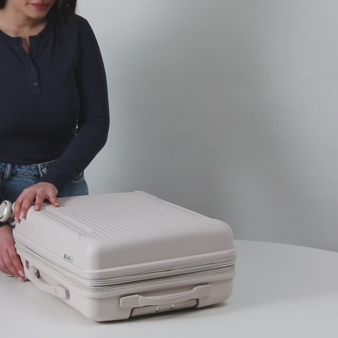 Load video: <p>Our suitcases are designed with a space dedicated to clothing and one designed for larger items, such as shoes and hygiene products. The extra pockets allow you to optimize every inch, making the luggage more tidy and spacious.</p>