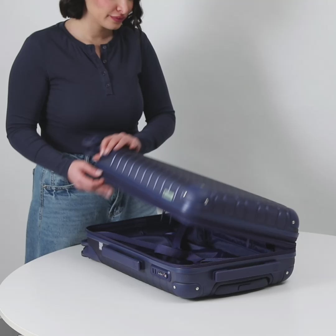 Load video: <p>Our suitcases are designed with a space dedicated to clothing and one designed for larger items, such as shoes and hygiene products. The extra pockets allow you to optimize every inch, making the luggage more tidy and spacious.</p>
